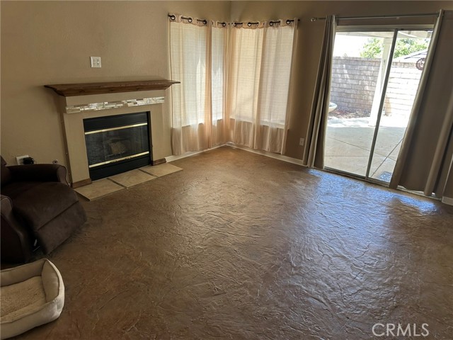 Detail Gallery Image 3 of 19 For 1715 Lake Way, Lancaster,  CA 93534 - 5 Beds | 2/1 Baths