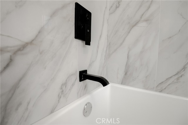 2101 Arlington Avenue, Los Angeles CA: https://media.crmls.org/medias/3e05c995-81a8-4f59-af5e-1ac399a55e56.jpg