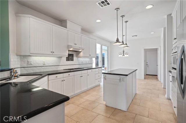570 Olazabal Drive, Hemet CA: https://media.crmls.org/medias/3e07d36f-b10e-4ca4-8015-2bc1438a9ebf.jpg
