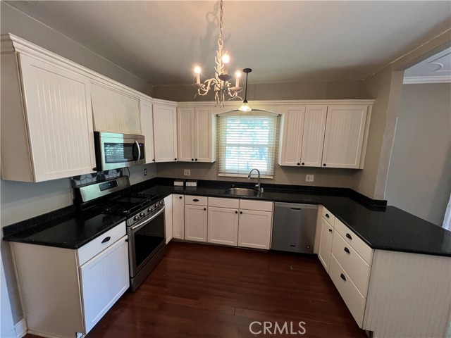 Detail Gallery Image 4 of 14 For 4073 Cedar St, Riverside,  CA 92501 - 4 Beds | 2/1 Baths