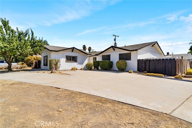 Detail Gallery Image 1 of 39 For 2738 S Fairway Ct, Visalia,  CA 93277 - 3 Beds | 2/1 Baths