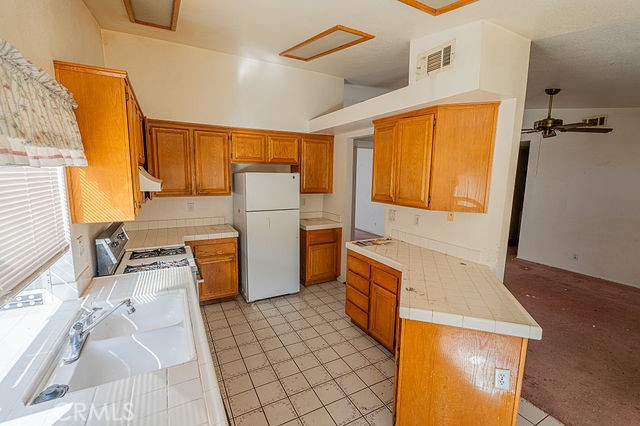 2121 Begonia Court, Hemet CA: https://media.crmls.org/medias/3e0bd924-86d8-473a-8363-4eed3cda5c89.jpg