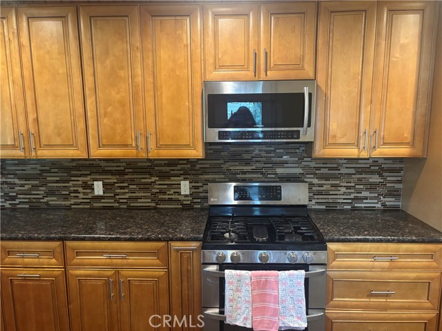 Gorgeous granite counter tops and plenty of kitchen cupboards!