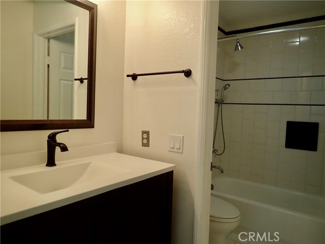 Detail Gallery Image 13 of 18 For 5423 Spanish Oak Ln a,  Oak Park,  CA 91377 - 2 Beds | 2/1 Baths