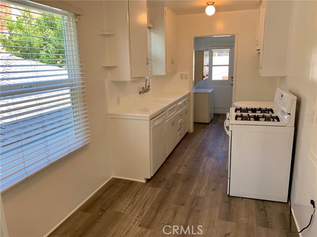 222 N Screenland Drive, Burbank CA: https://media.crmls.org/medias/3e111282-dd17-40e2-b4df-61f1015faddd.jpg