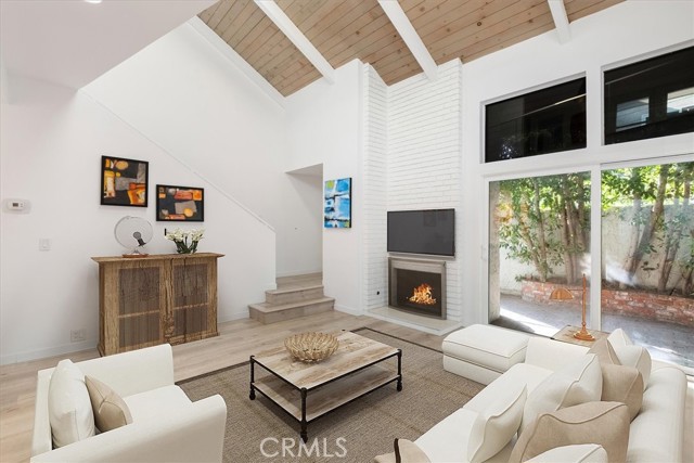 Detail Gallery Image 2 of 29 For 11762 Moorpark St #C,  Studio City,  CA 91604 - 1 Beds | 2 Baths