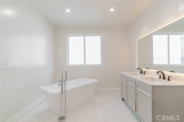 7416 Valaho Lane, Tujunga CA: https://media.crmls.org/medias/3e19bf5f-72ce-487e-ba94-91d6ccf1020c.jpg