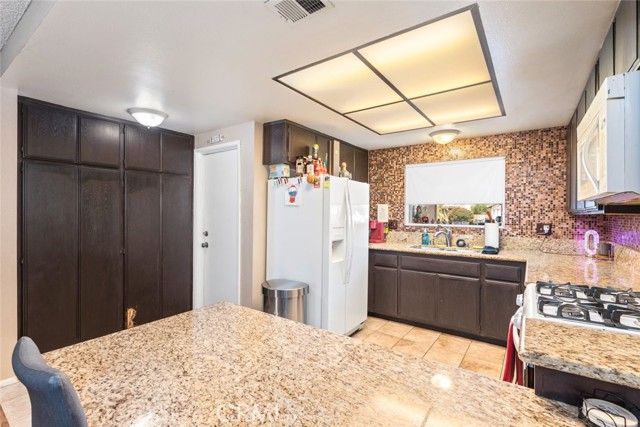 Detail Gallery Image 10 of 23 For 3999 Roxbury Dr, Hemet,  CA 92545 - 2 Beds | 2 Baths