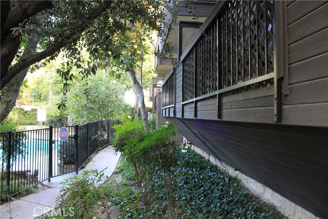 Detail Gallery Image 4 of 12 For 7304 Corbin Ave #F,  Reseda,  CA 91335 - 1 Beds | 1 Baths