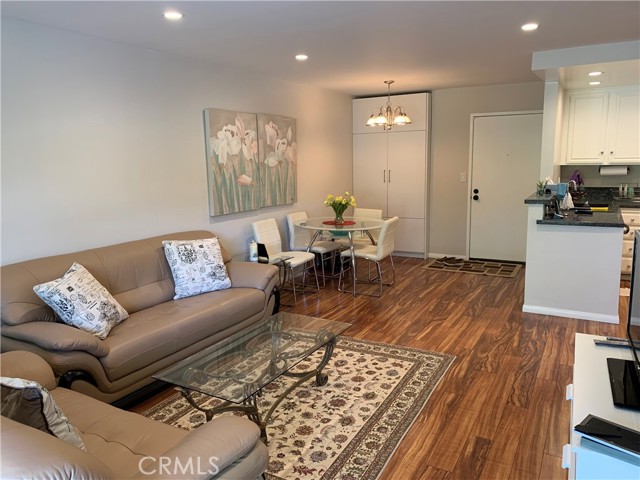 Detail Gallery Image 4 of 27 For 22100 Burbank, Woodland Hills,  CA 91367 - 1 Beds | 1 Baths