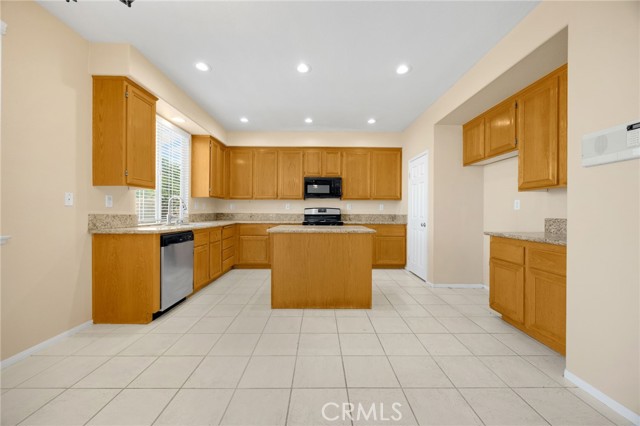 Detail Gallery Image 8 of 35 For 930 via Blairo, Corona,  CA 92879 - 5 Beds | 3 Baths