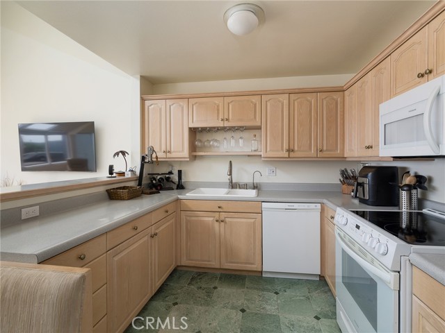 220 The Village, Redondo Beach, California 90277, 1 Bedroom Bedrooms, ,1 BathroomBathrooms,Residential,Sold,The Village,SB24153464