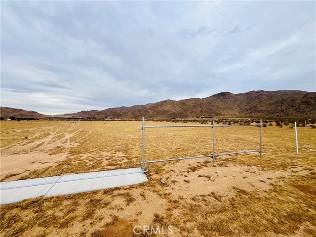 Detail Gallery Image 3 of 4 For 26000 Las Piedras, Apple Valley,  CA 92308 - – Beds | – Baths