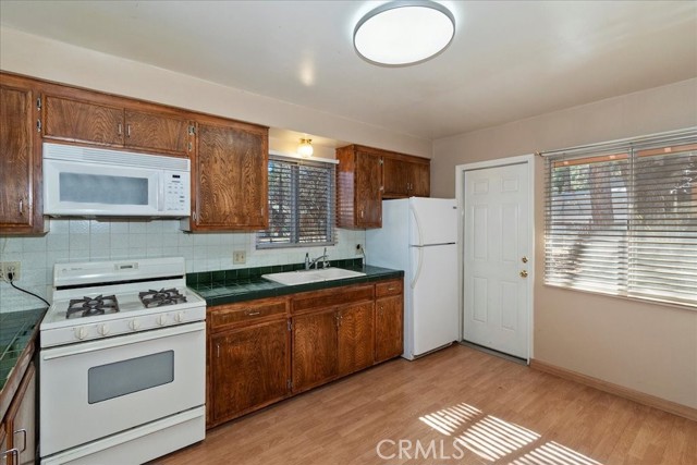 Detail Gallery Image 7 of 19 For 510 Sunset Ln, Sugarloaf,  CA 92386 - 2 Beds | 2 Baths