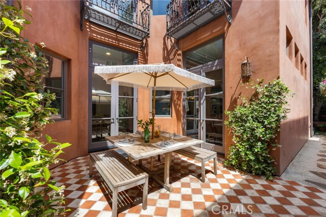 Detail Gallery Image 11 of 64 For 2516 Walnut Ave, Manhattan Beach,  CA 90266 - 5 Beds | 5/1 Baths