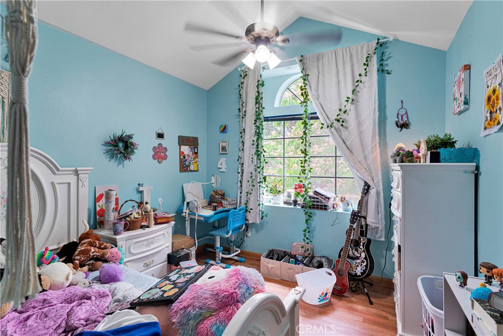 https://media.crmls.org/medias/3e2bc481-f4ee-45e7-a159-2f7f431463d7.jpg?preset=X-Large