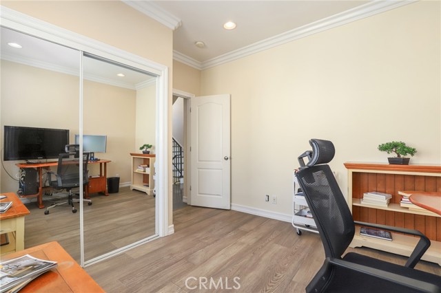 4th bedroom mirrored closet doors.