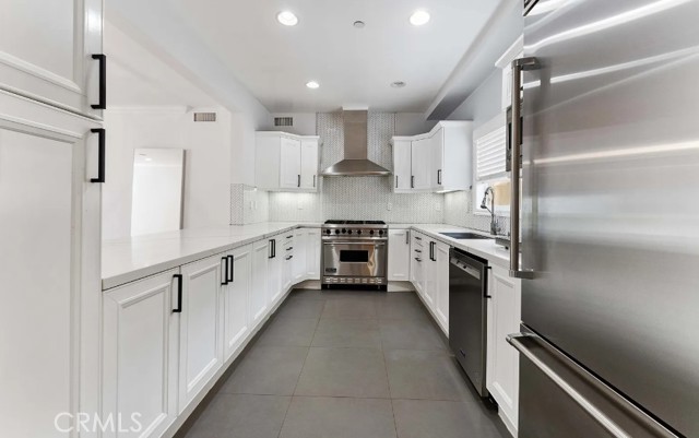 Detail Gallery Image 7 of 21 For 118 S Clark Dr #205,  West Hollywood,  CA 90048 - 3 Beds | 2/1 Baths