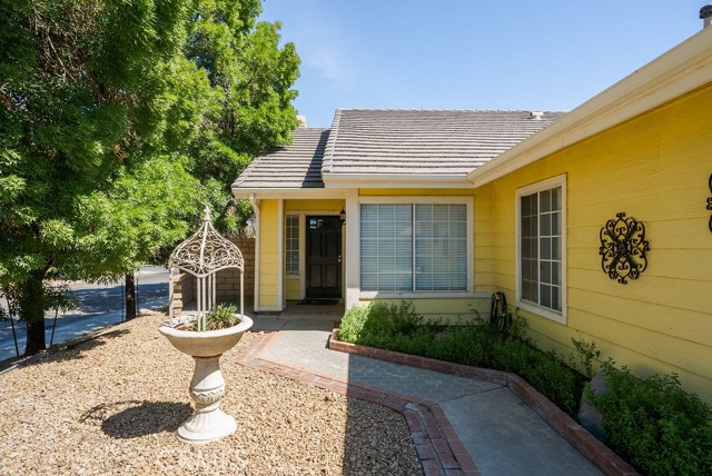 Detail Gallery Image 2 of 34 For 1715 Lake Way, Lancaster,  CA 93534 - 5 Beds | 3 Baths