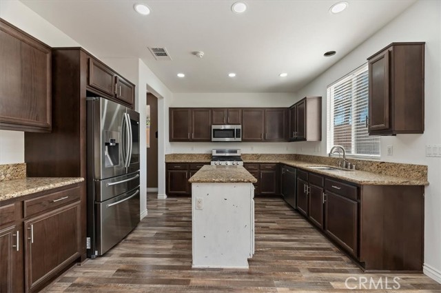 Detail Gallery Image 14 of 35 For 34073 Corktree, Lake Elsinore,  CA 92532 - 4 Beds | 2/1 Baths