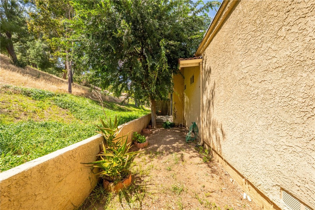 https://media.crmls.org/medias/3e3c2a3f-7236-4a36-b6e4-c04381cdcce2.jpg?preset=X-Large