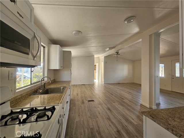 Detail Gallery Image 6 of 24 For 350 San Jacinto Ave #214,  Perris,  CA 92571 - 3 Beds | 2 Baths