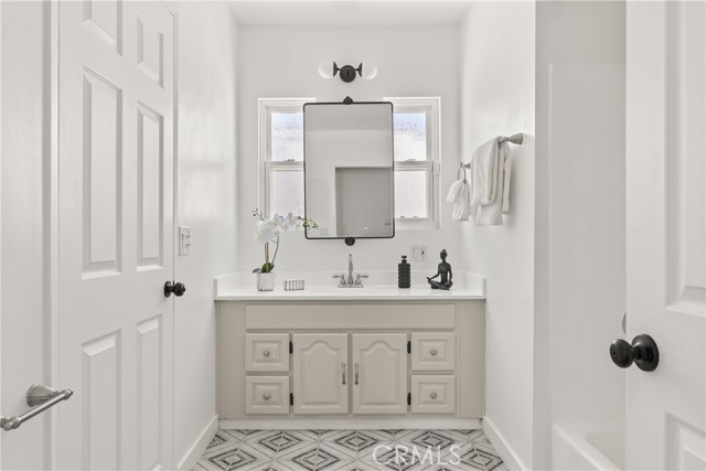 933 N Lincoln Street, Burbank CA: https://media.crmls.org/medias/3e3ebe8e-617a-4d28-b084-be00f6f4e487.jpg