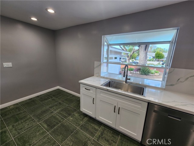 Detail Gallery Image 12 of 34 For 22240 Burton, Canoga Park,  CA 91304 - 4 Beds | 3 Baths