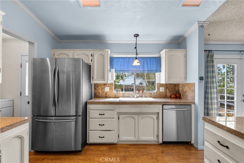 https://media.crmls.org/medias/3e4442dd-a821-46cb-b125-e59454a2a122.jpg?preset=X-Large