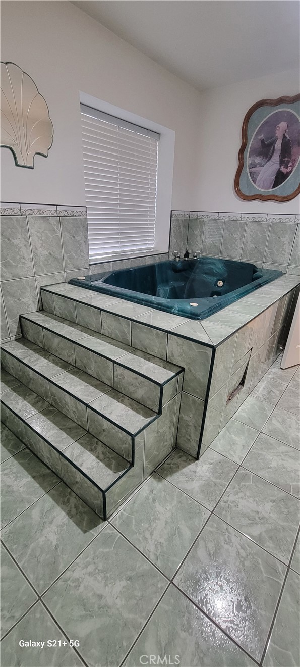 https://media.crmls.org/medias/3e44f647-8a5d-40d0-950b-8f30c20965da.jpg?preset=X-Large