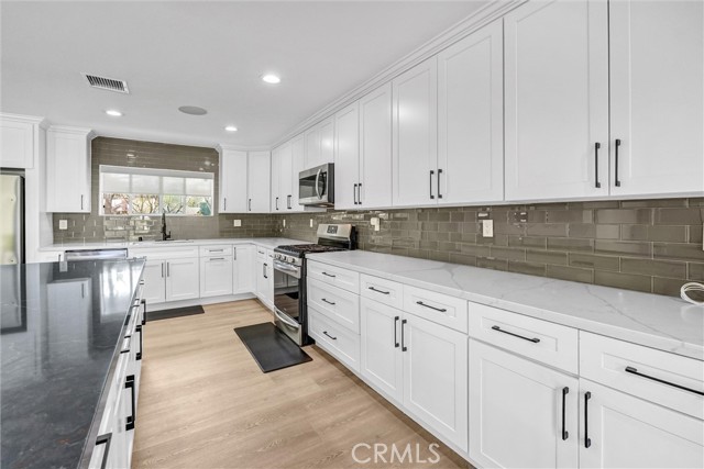 Detail Gallery Image 20 of 46 For 23245 Gonzales Dr, Woodland Hills,  CA 91367 - 5 Beds | 3 Baths