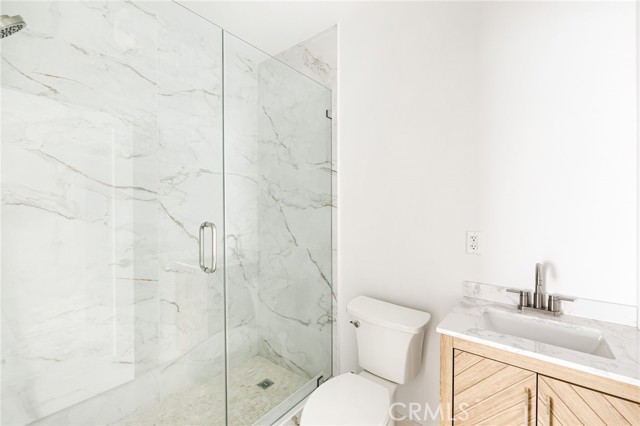 Detail Gallery Image 10 of 15 For 7044 White Oak a,  Van Nuys,  CA 91406 - 3 Beds | 2 Baths