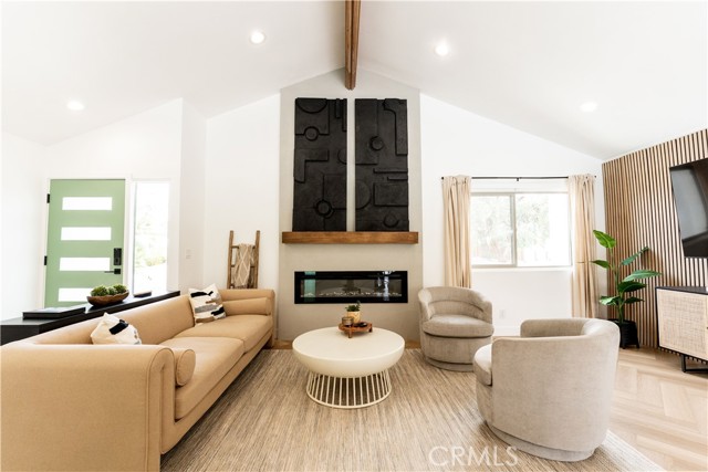 515 N Burton Way, Palm Springs CA: https://media.crmls.org/medias/3e490a0d-5f95-4d8a-be08-b434ff29636d.jpg