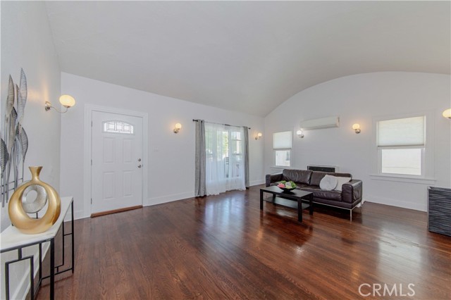 Detail Gallery Image 3 of 39 For 3015 Edgehill Dr, Los Angeles,  CA 90018 - – Beds | – Baths