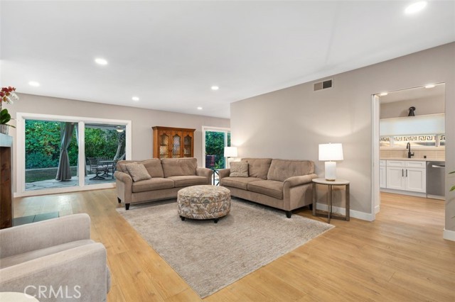6207 Capistrano Avenue, Woodland Hills CA: https://media.crmls.org/medias/3e57feda-fe83-46d0-b718-642a9e7579d5.jpg