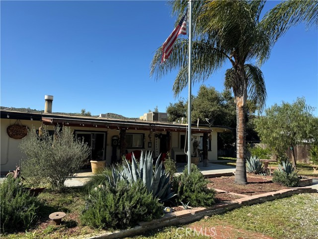 Detail Gallery Image 2 of 13 For 41581 Crest Dr, Hemet,  CA 92544 - 4 Beds | 2 Baths