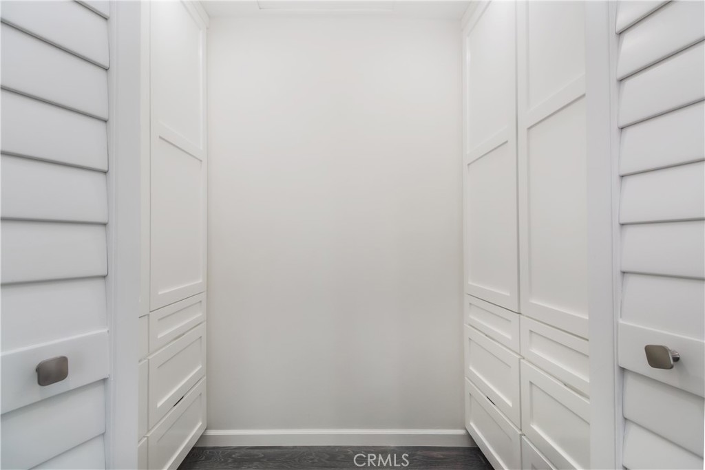https://media.crmls.org/medias/3e5b0aba-e90e-42ee-b7b3-4c21d10aaa5f.jpg?preset=X-Large