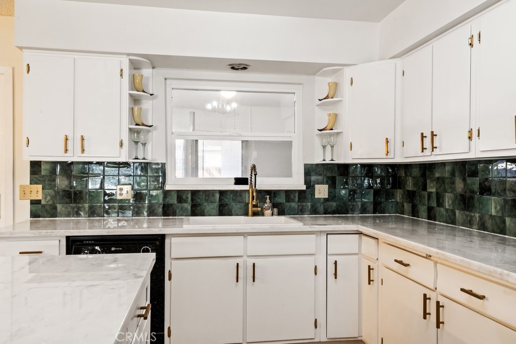 https://media.crmls.org/medias/3e5c0705-4cf1-468f-9469-bc301978275a.jpg?preset=X-Large