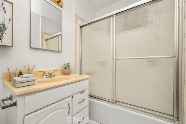 8004 Norwich Ave, Panorama City CA: https://media.crmls.org/medias/3e664be6-685a-4b34-81be-47b83c888da5.jpg