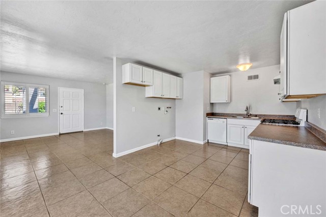 4736 Cielo Drive, Huntington Beach CA: https://media.crmls.org/medias/3e66909a-a0d6-4cd7-8923-63712cf1926e.jpg