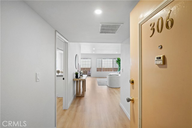Detail Gallery Image 2 of 39 For 4647 Willis Ave #306,  Sherman Oaks,  CA 91403 - 2 Beds | 1 Baths