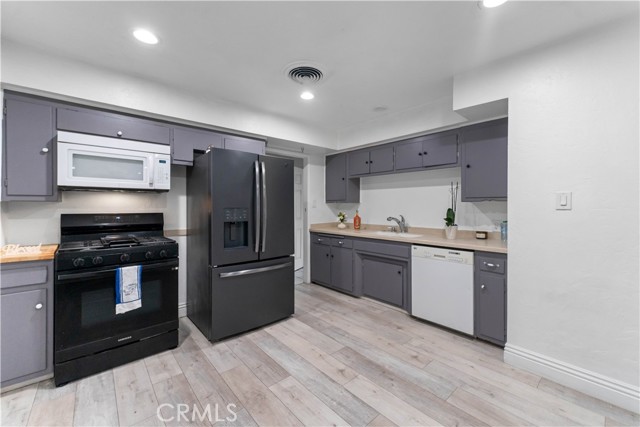 Detail Gallery Image 10 of 27 For 44410 Loneoak, Lancaster,  CA 93534 - 4 Beds | 2 Baths