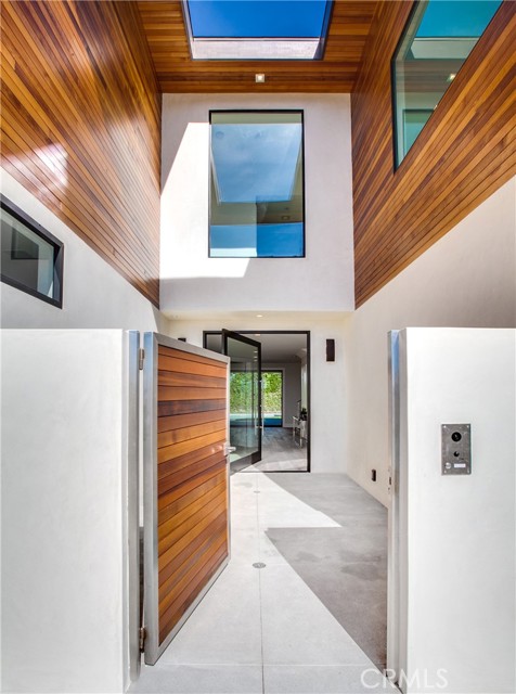 Detail Gallery Image 5 of 26 For 324 Saint Andrews Rd, Newport Beach,  CA 92663 - 5 Beds | 5/1 Baths