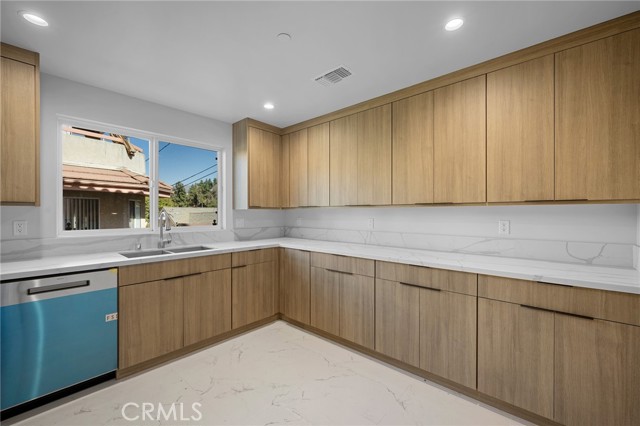 Detail Gallery Image 13 of 36 For 357 Harvey Dr #103,  Glendale,  CA 91206 - 3 Beds | 2/1 Baths