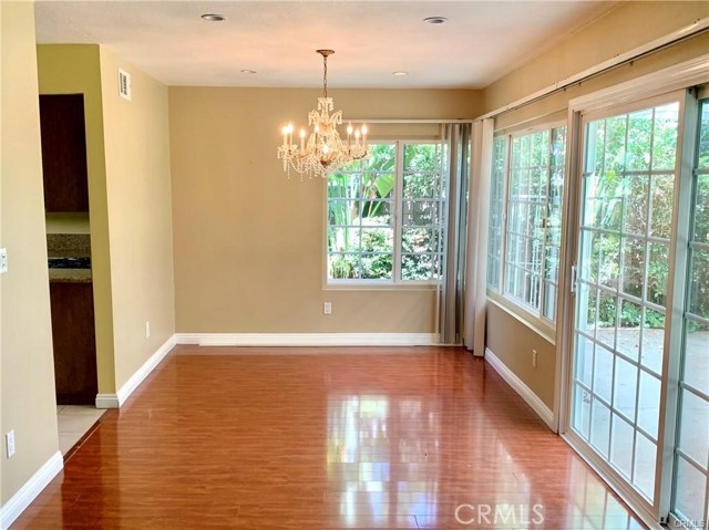 Detail Gallery Image 4 of 8 For 6718 Shoup, Woodland Hills,  CA 91307 - 4 Beds | 2 Baths