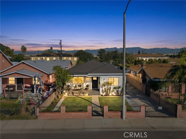 Detail Gallery Image 2 of 14 For 4313 E 55th, Maywood,  CA 90270 - 2 Beds | 1 Baths