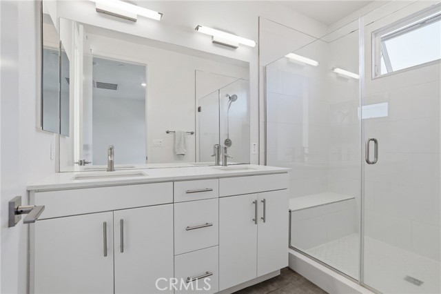 Detail Gallery Image 14 of 36 For 2700 E Chaucer #13,  Los Angeles,  CA 90065 - 4 Beds | 3/1 Baths