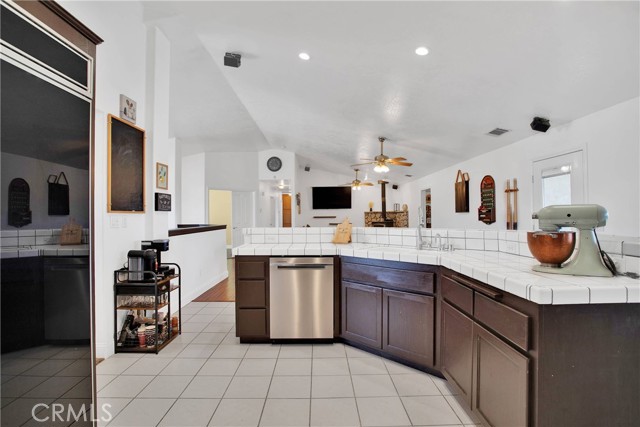 Detail Gallery Image 15 of 45 For 11020 Blue Jay Way, Oak Hills,  CA 92344 - 5 Beds | 2 Baths