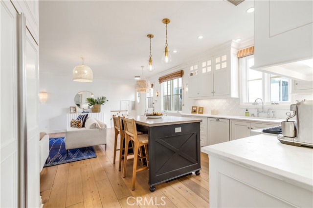 716 1/2 Iris Avenue, Corona del Mar CA: https://media.crmls.org/medias/3e6d8d6a-068e-4245-8bbe-89b82fbd72bf.jpg