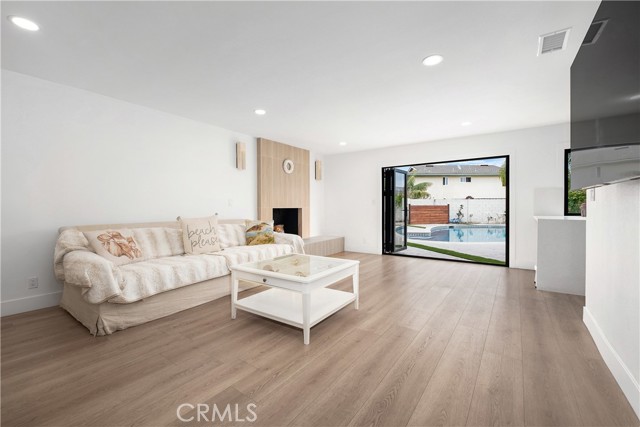 3550 Goldenrod Circle, Seal Beach CA: https://media.crmls.org/medias/3e6ebc71-37c2-46d4-a47e-4b8d1ea19cfd.jpg